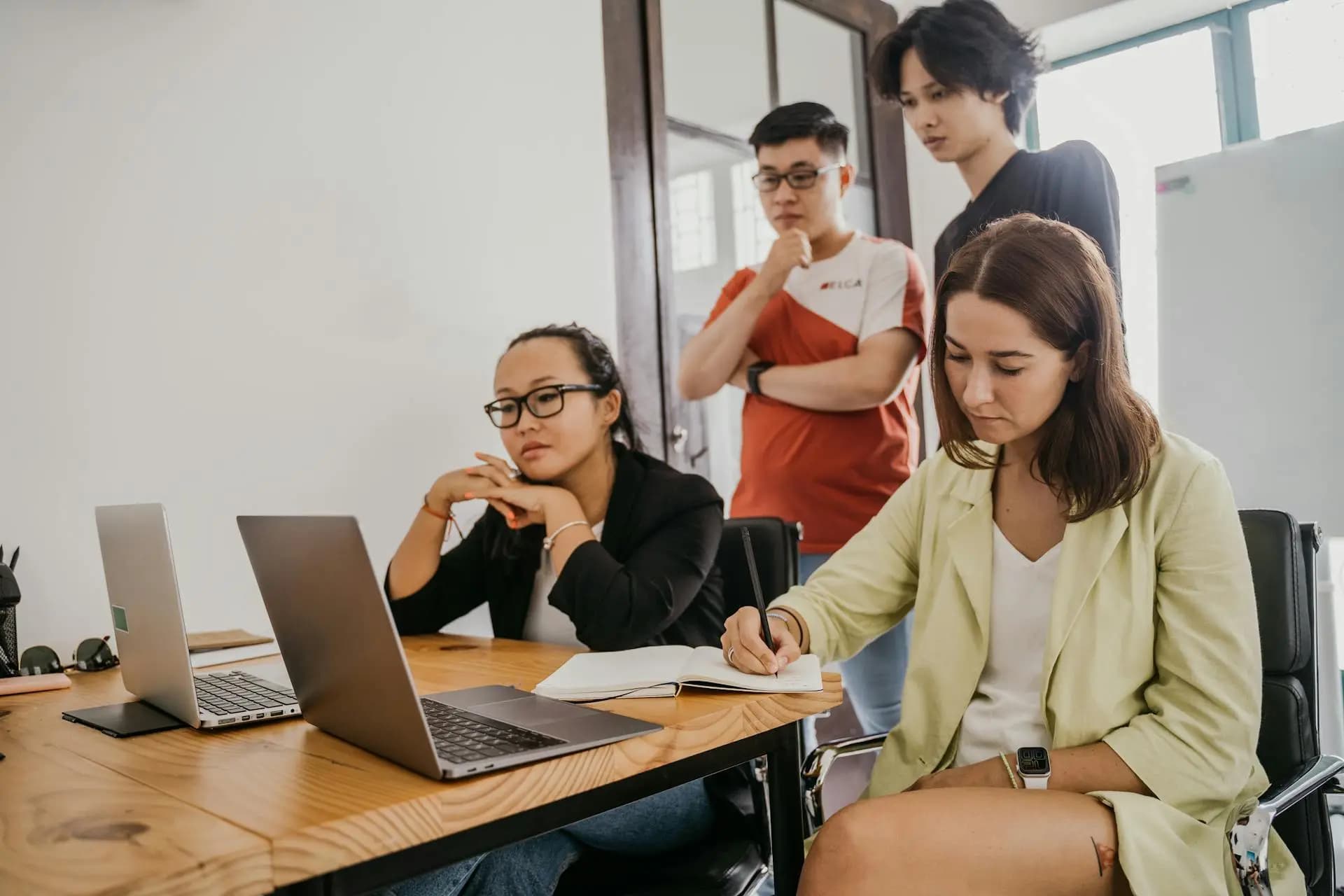 Interfaz de servicio que representa el uso de Intercom y Fin