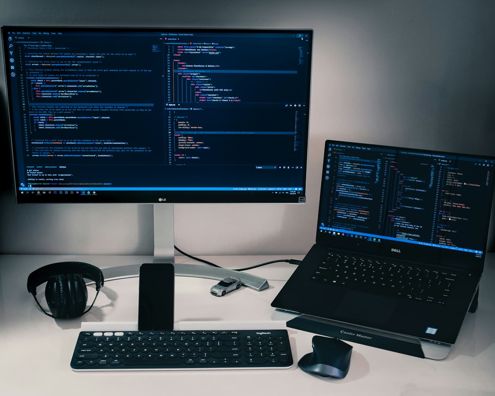 Mesa de trabalho remoto com notebook e monitor