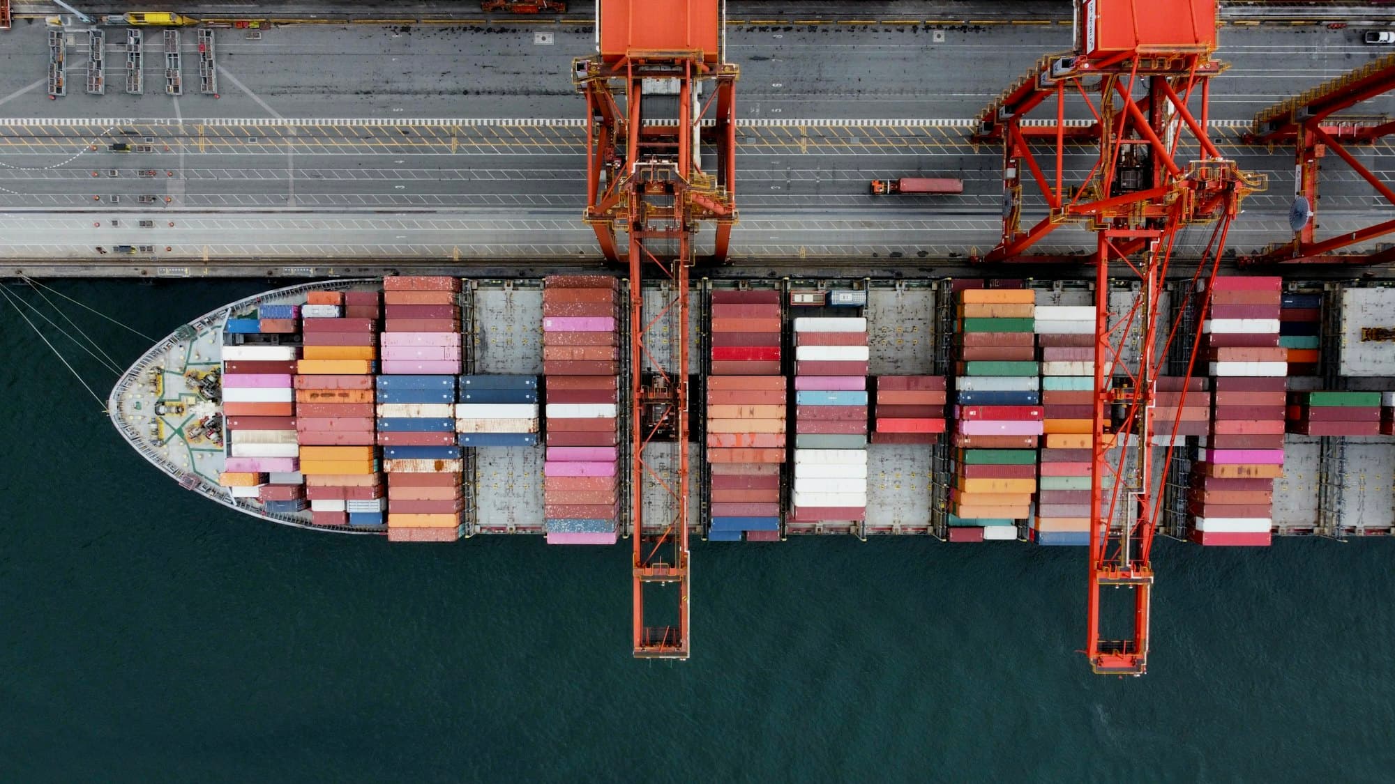 Buque portacontenedores atracado en el puerto
