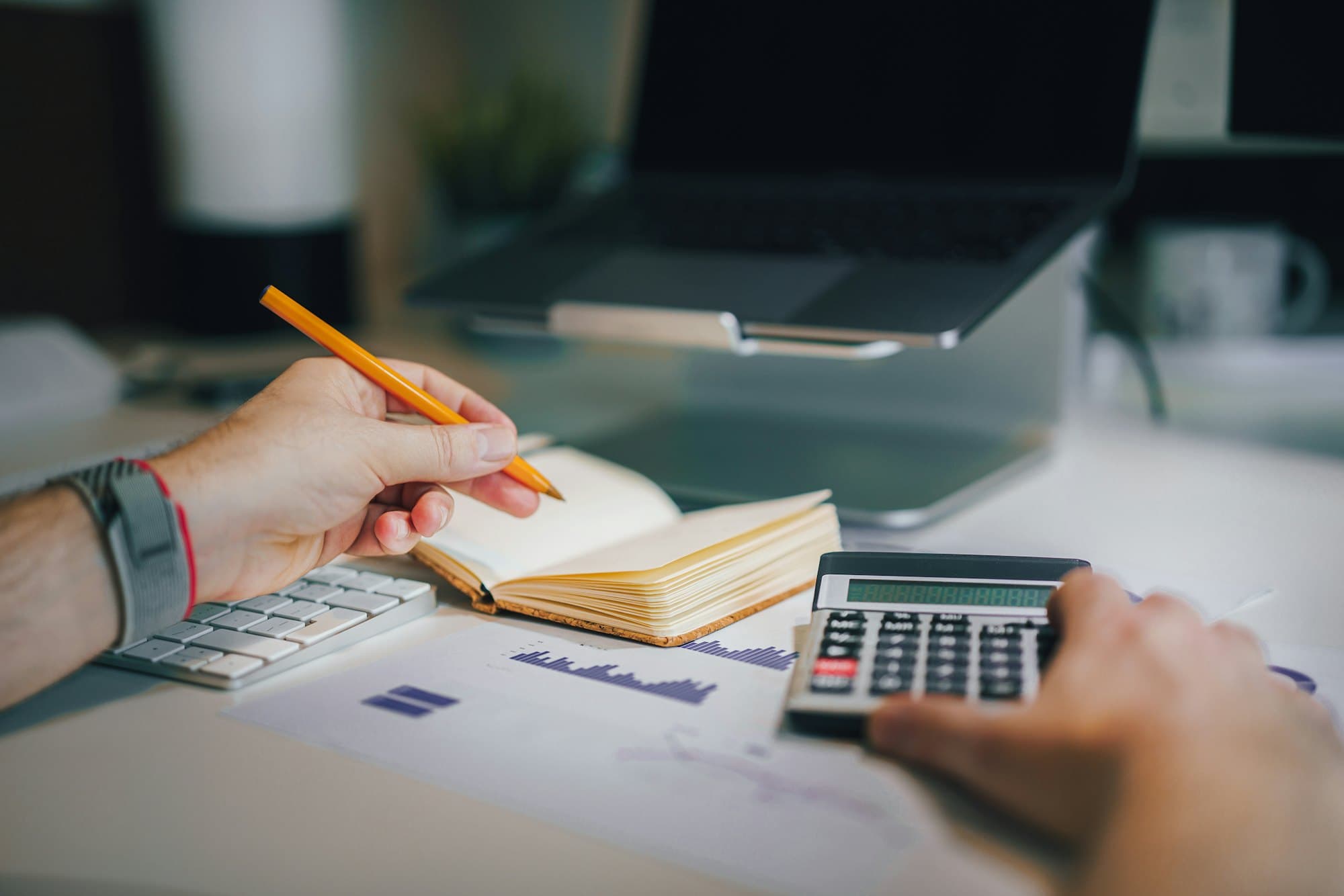 Calculadora y cuaderno sobre un escritorio de finanzas